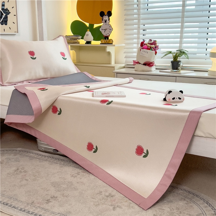 91家纺网 家纺一手货源 找家纺 孩子王家纺 2024新款凉感卡通冰丝席-学生款 粉嫩小郁金