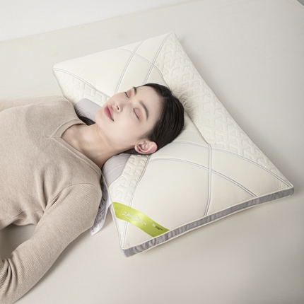 （总）麦肯锡 2024新款CLIIA COOL 清风柔感乳胶护颈枕-模特图