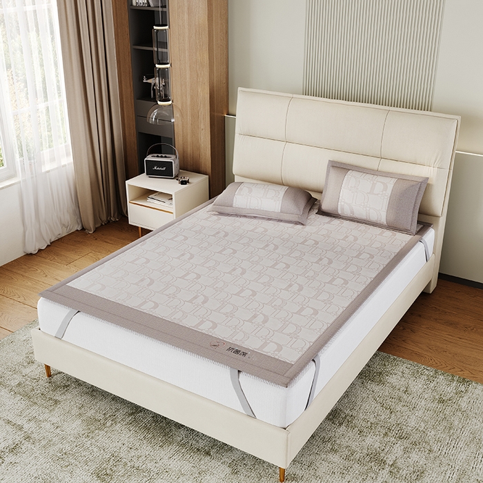 91家纺网 家纺一手货源 找家纺 爱宝被业 2024新款冰丝凉席提花刺绣字母款 灰