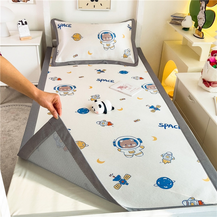 91家纺网 家纺一手货源 找家纺 孩子王家纺 2024新款凉感卡通冰丝席-学生款 遨游宇航熊