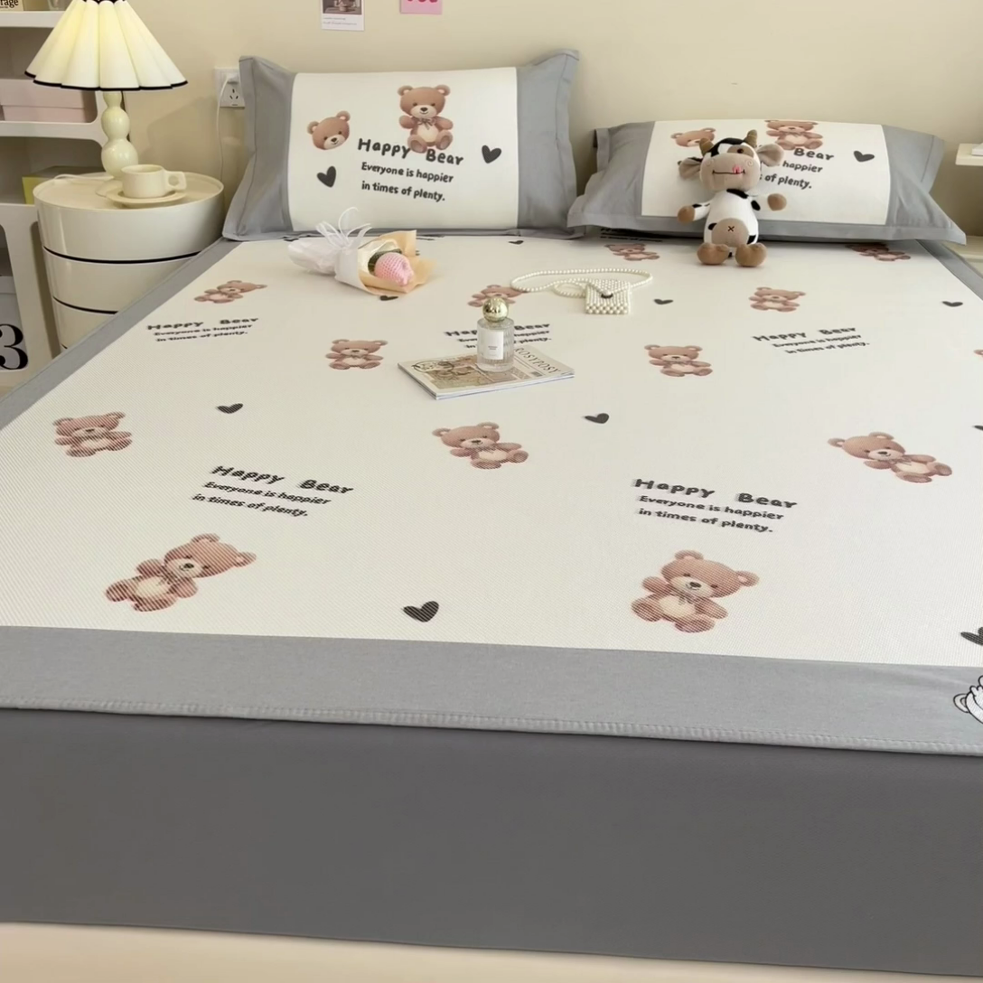 91家纺网 家纺一手货源 找家纺 全季家居 2024新款A类抗菌数码印花冰藤席三件套 床笠款-爱心熊