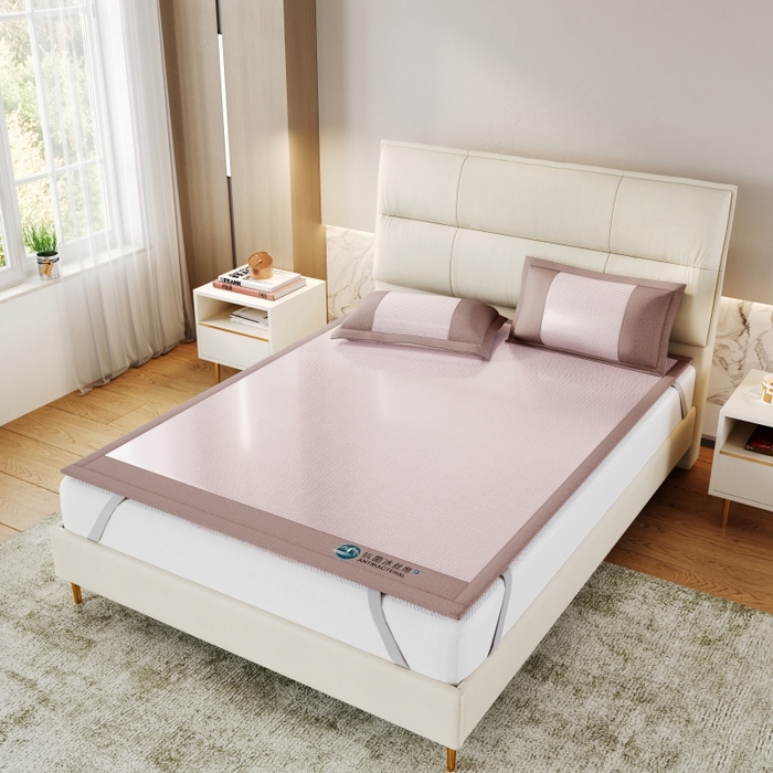 91家纺网 家纺一手货源 找家纺 爱宝被业 2025新款冰丝凉席刺绣款 粉