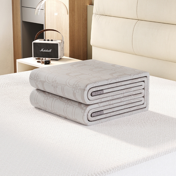 91家纺网 家纺一手货源 找家纺 爱宝被业 2024新款冰丝凉席提花刺绣字母款 灰