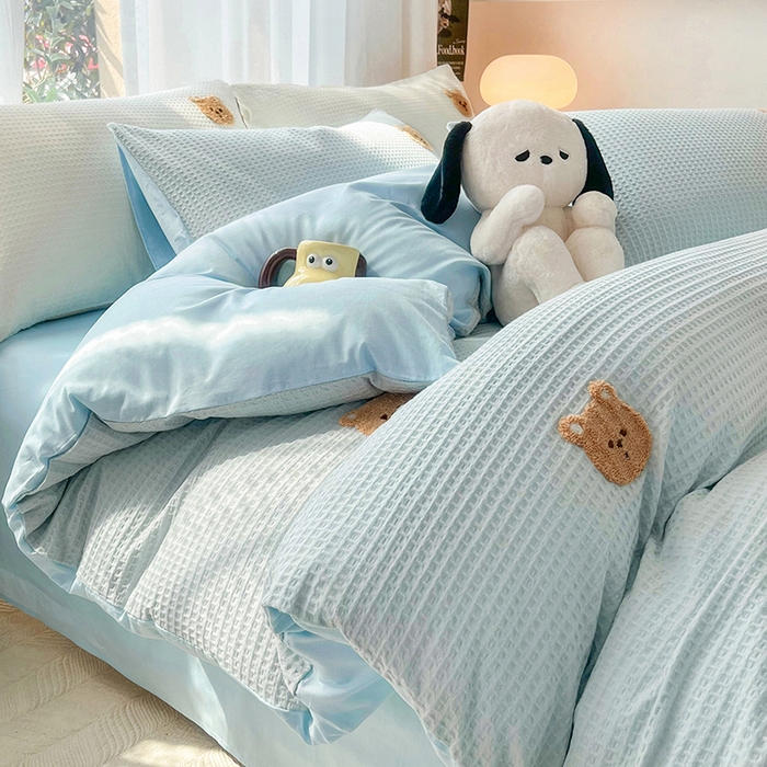 91家纺网 家纺一手货源 找家纺 慕尚 2025新款全棉华夫格毛巾绣四件套 华夫格小熊仔蓝