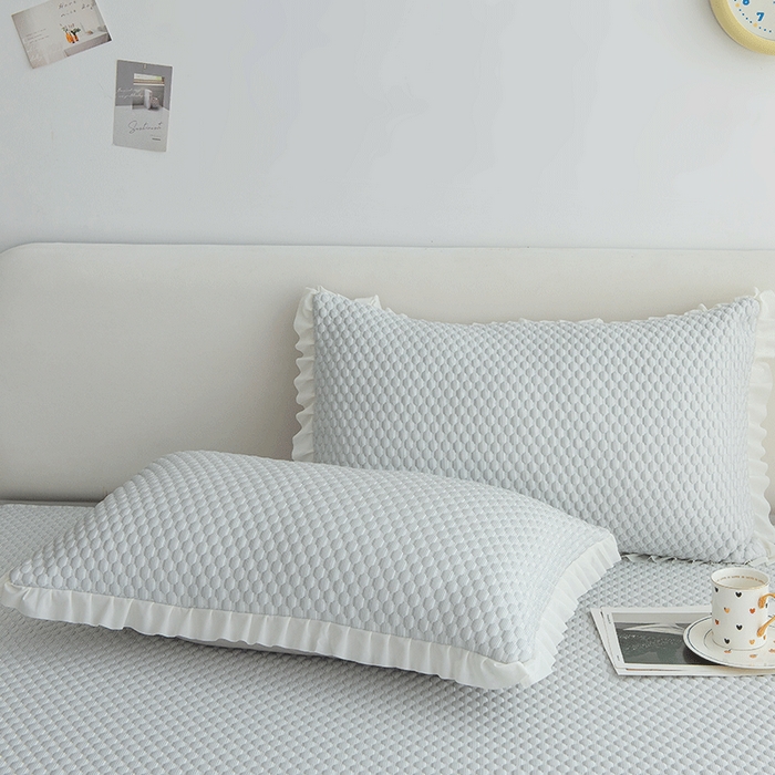 91家纺网 家纺一手货源 找家纺 青雅席业 2025新款蕾丝花边床单款凉豆豆快速冰感凉席三件套 豆豆灰