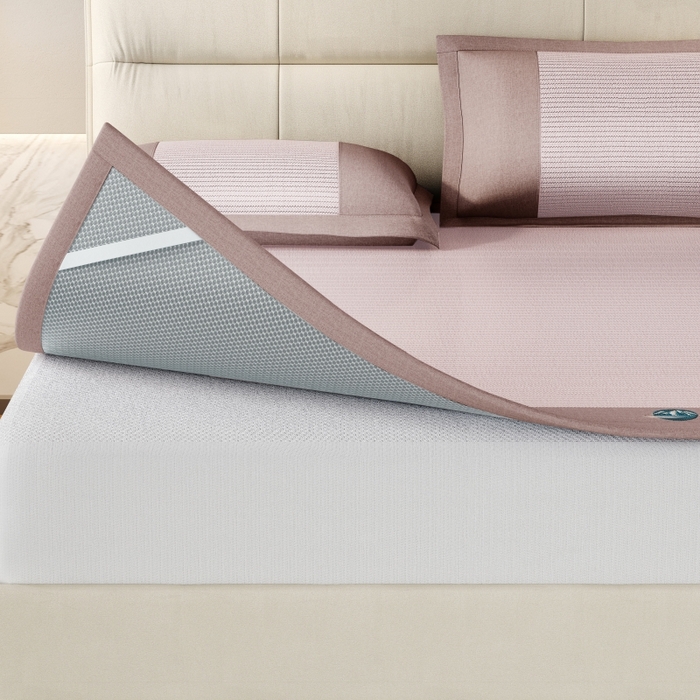 91家纺网 家纺一手货源 找家纺 爱宝被业 2025新款冰丝凉席刺绣款 粉