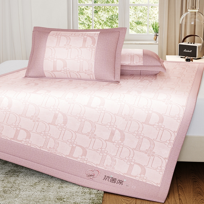 91家纺网 家纺一手货源 找家纺 爱宝被业 2024新款冰丝凉席提花刺绣字母款 粉