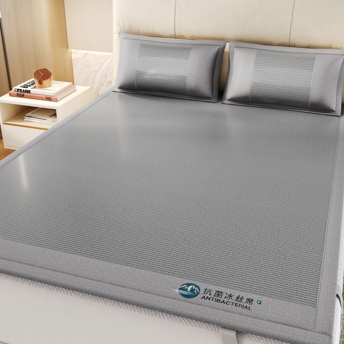 91家纺网 家纺一手货源 找家纺 爱宝被业 2025新款冰丝凉席刺绣款 灰色