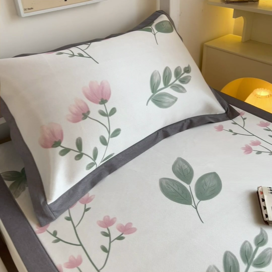 91家纺网 家纺一手货源 找家纺 孩子王家纺 2024新款凉感卡通冰丝席-学生款 清新花丛