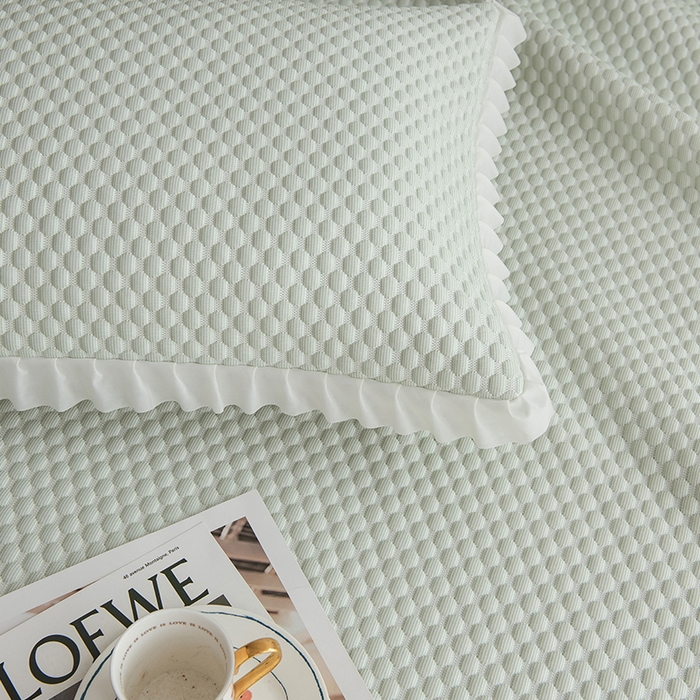 91家纺网 家纺一手货源 找家纺 青雅席业 2025新款蕾丝花边床单款凉豆豆快速冰感凉席三件套 豆豆绿