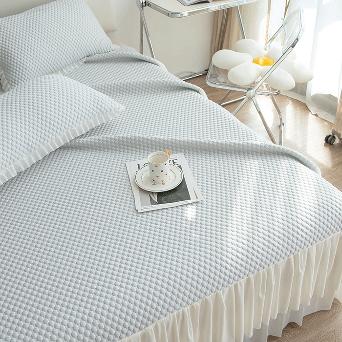 91家纺网 家纺一手货源 找家纺 青雅席业 2025新款蕾丝花边床单款凉豆豆快速冰感凉席三件套 豆豆灰