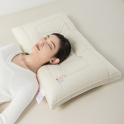 91家纺网 家纺一手货源 找家纺 （总）麦肯锡 2024新款燕窝美 肤亲柔枕-模特图