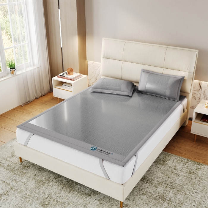 91家纺网 家纺一手货源 找家纺 爱宝被业 2025新款冰丝凉席刺绣款 灰色