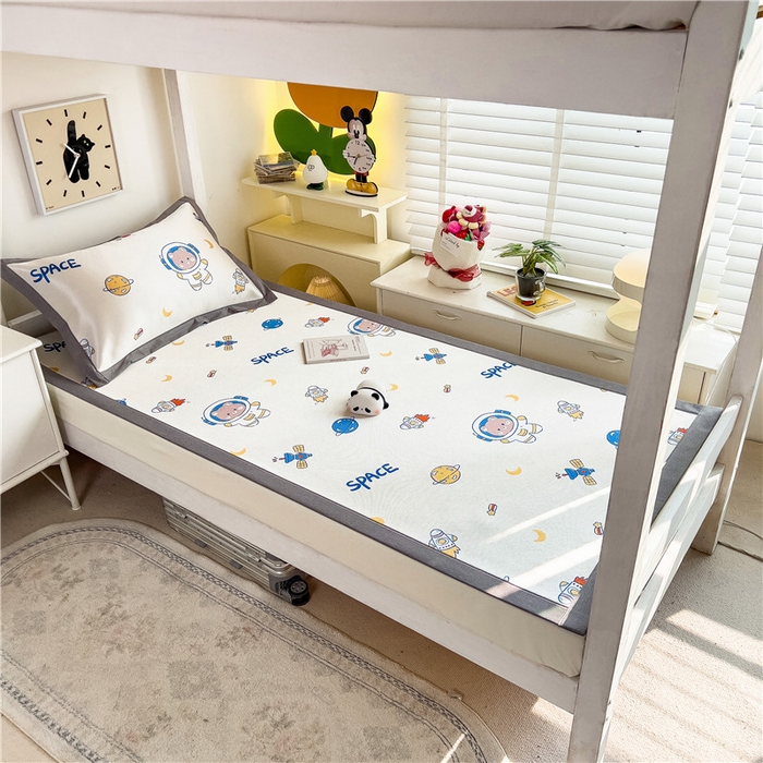 91家纺网 家纺一手货源 找家纺 孩子王家纺 2024新款凉感卡通冰丝席-学生款 遨游宇航熊