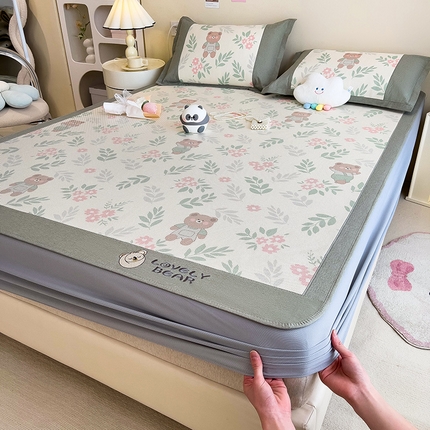 91家纺网 家纺一手货源 找家纺 全季家居 2024新款A类抗菌数码印花冰藤席三件套 床笠款-熊乐园