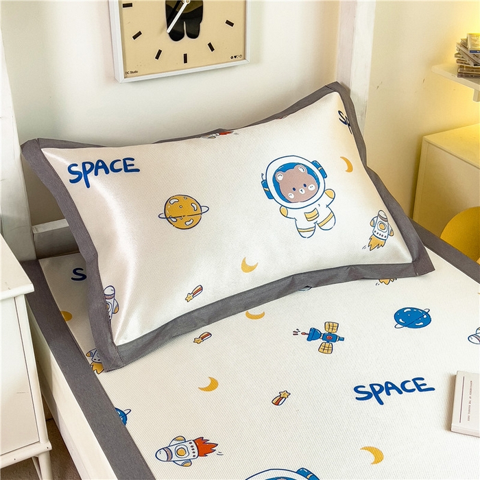 91家纺网 家纺一手货源 找家纺 孩子王家纺 2024新款凉感卡通冰丝席-学生款 遨游宇航熊