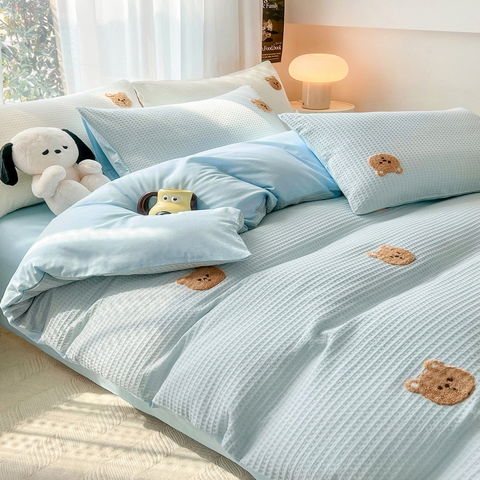 91家纺网 家纺一手货源 找家纺 慕尚 2025新款全棉华夫格毛巾绣四件套 华夫格小熊仔蓝