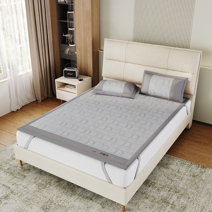 91家纺网 家纺一手货源 找家纺 爱宝被业 2024新款冰丝凉席提花刺绣字母款 深灰