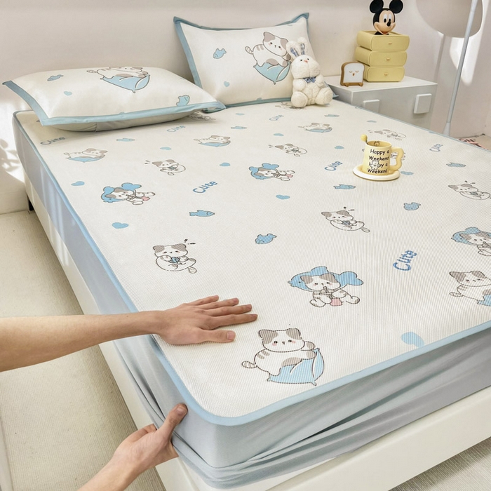 91家纺网 家纺一手货源 找家纺 全季家居 2024新款5A抗菌小清新数码印花冰藤席 床笠款-猫猫鱼