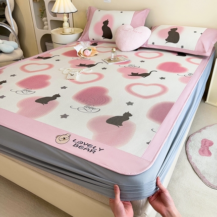 91家纺网 家纺一手货源 找家纺 全季家居 2024新款A类抗菌数码印花冰藤席三件套 床笠款-魅粉小猫