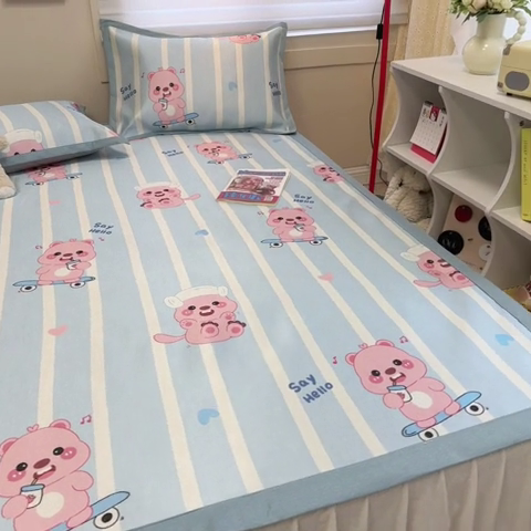 91家纺网 家纺一手货源 找家纺 2025新款慕尚600D数码印花冰丝凉席 滑板熊