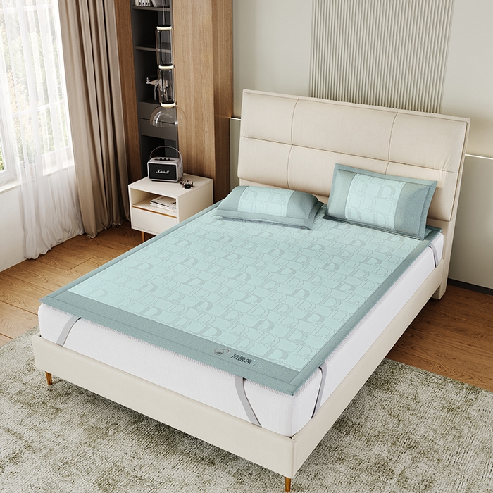 91家纺网 家纺一手货源 找家纺 爱宝被业 2024新款冰丝凉席提花刺绣字母款 蓝