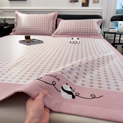 91家纺网 家纺一手货源 找家纺 （总）孩子王家纺 2024新款简格刺绣熊猫款系列冰丝凉席