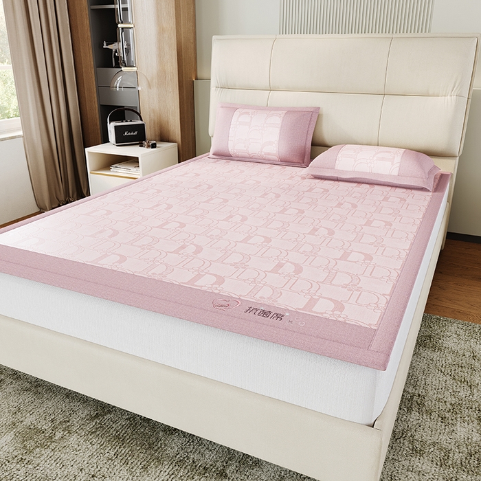 91家纺网 家纺一手货源 找家纺 爱宝被业 2024新款冰丝凉席提花刺绣字母款 粉