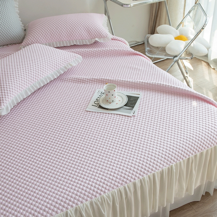 91家纺网 家纺一手货源 找家纺 青雅席业 2025新款蕾丝花边床单款凉豆豆快速冰感凉席三件套 豆豆粉