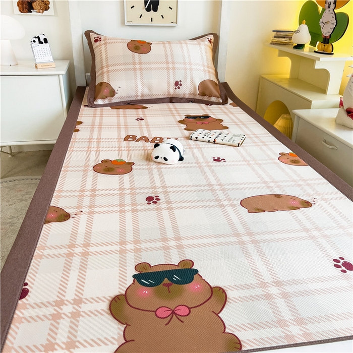 91家纺网 家纺一手货源 找家纺 孩子王家纺 2024新款凉感卡通冰丝席-学生款 呆萌水豚