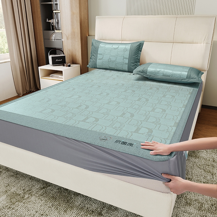 91家纺网 家纺一手货源 找家纺 爱宝被业 2024新款冰丝凉席提花刺绣字母款 蓝