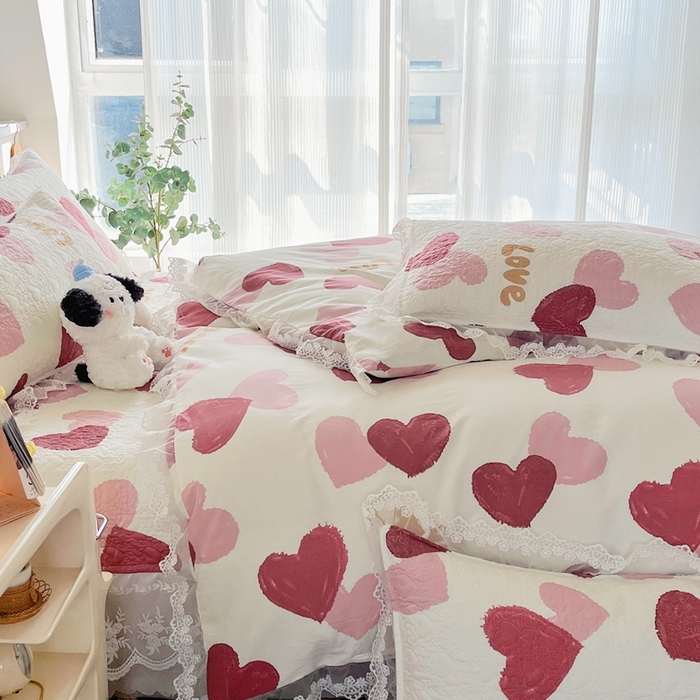 91家纺网 家纺一手货源 找家纺 添越 2024新款雪纺蕾丝款纯棉床盖四件套 怦然心动-粉