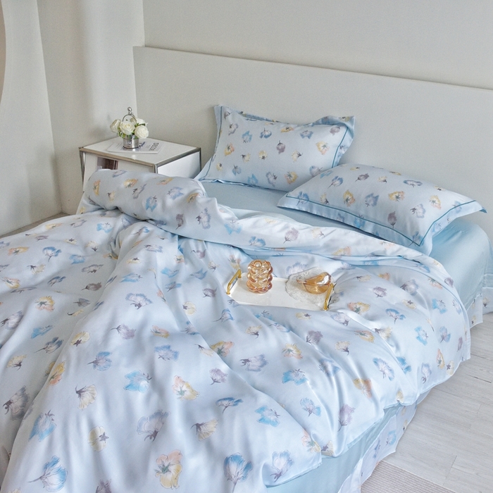 91家纺网 家纺一手货源 找家纺 氧家 2025新款莱赛尔天丝数码印花四件套宽边断角工艺（礼盒装）香微蓝