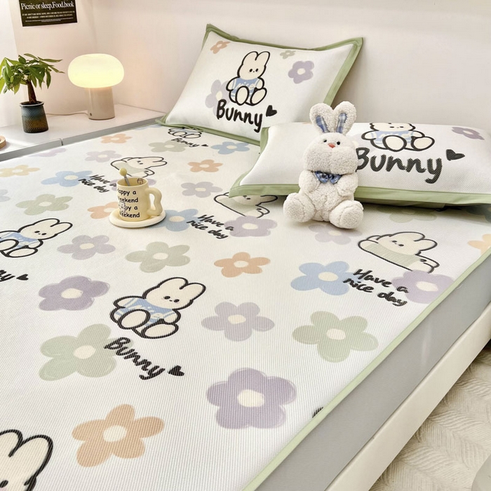 91家纺网 家纺一手货源 找家纺 全季家居 2024新款5A抗菌小清新数码印花冰藤席 床笠款-花花兔