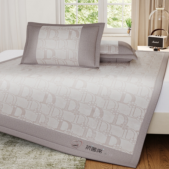 91家纺网 家纺一手货源 找家纺 爱宝被业 2024新款冰丝凉席提花刺绣字母款 灰