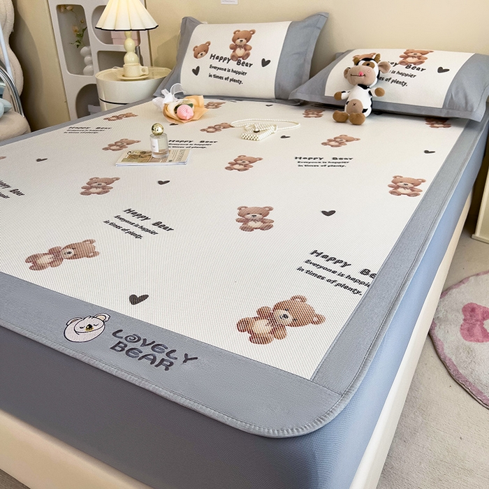 91家纺网 家纺一手货源 找家纺 全季家居 2024新款A类抗菌数码印花冰藤席三件套 床笠款-爱心熊