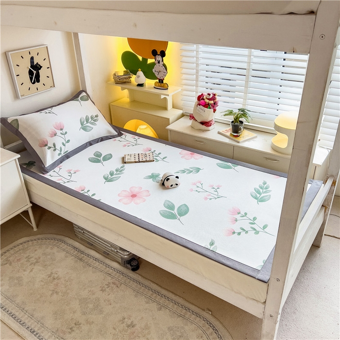 91家纺网 家纺一手货源 找家纺 孩子王家纺 2024新款凉感卡通冰丝席-学生款 清新花丛