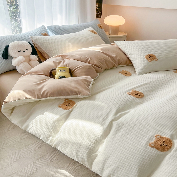 91家纺网 家纺一手货源 找家纺 慕尚 2025新款全棉华夫格毛巾绣四件套 华夫格小熊仔白咖