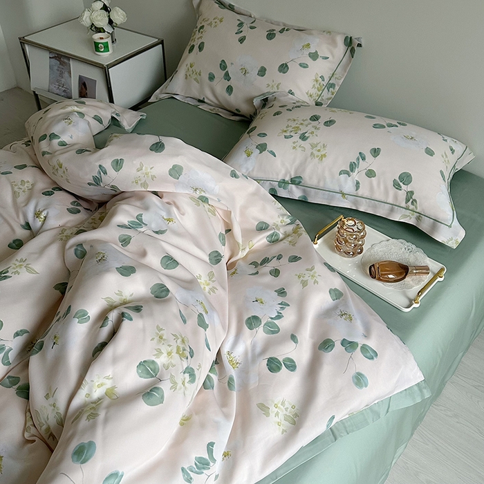 91家纺网 家纺一手货源 找家纺 氧家 2025新款莱赛尔天丝数码印花四件套宽边断角工艺（礼盒装）伊美莎粉