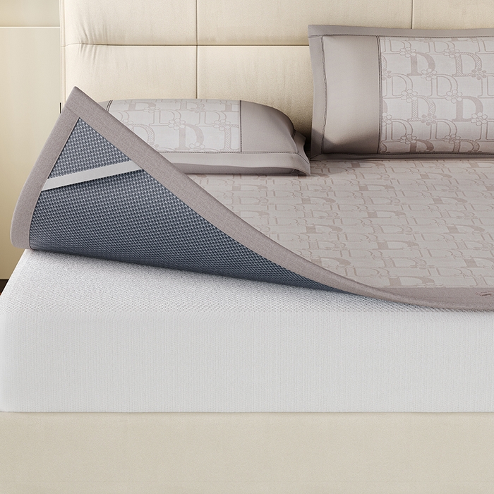 91家纺网 家纺一手货源 找家纺 爱宝被业 2024新款冰丝凉席提花刺绣字母款 灰