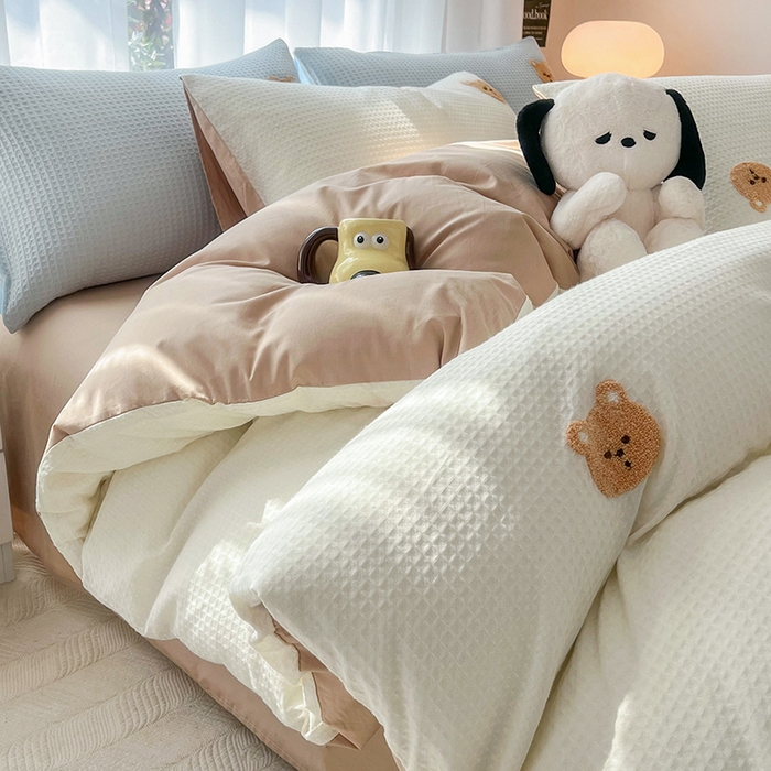 91家纺网 家纺一手货源 找家纺 慕尚 2025新款全棉华夫格毛巾绣四件套 华夫格小熊仔白咖