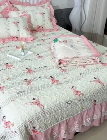 91家纺网 家纺一手货源 找家纺 梦柏家纺 2024新款亲肤泡泡棉夹棉床盖夏被四件套 芭蕾女孩