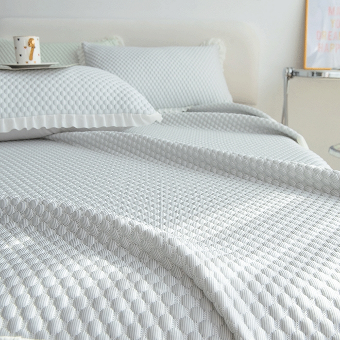 91家纺网 家纺一手货源 找家纺 青雅席业 2025新款蕾丝花边床单款凉豆豆快速冰感凉席三件套 豆豆灰