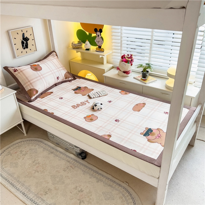 91家纺网 家纺一手货源 找家纺 孩子王家纺 2024新款凉感卡通冰丝席-学生款 呆萌水豚