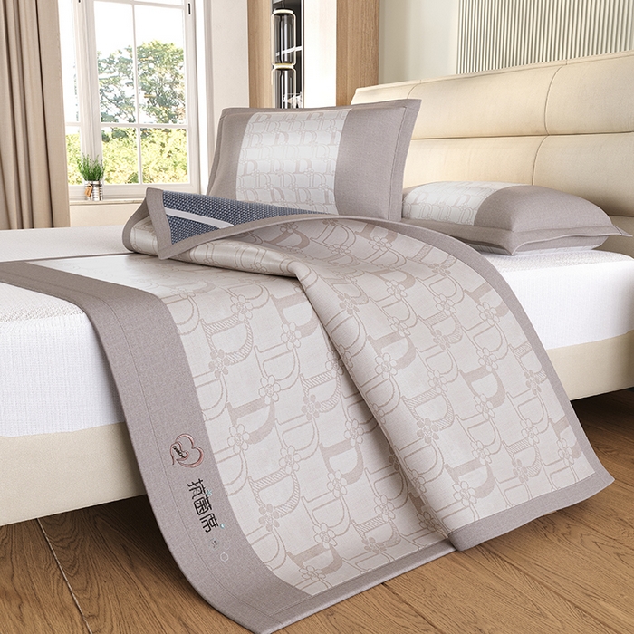 91家纺网 家纺一手货源 找家纺 爱宝被业 2024新款冰丝凉席提花刺绣字母款 灰