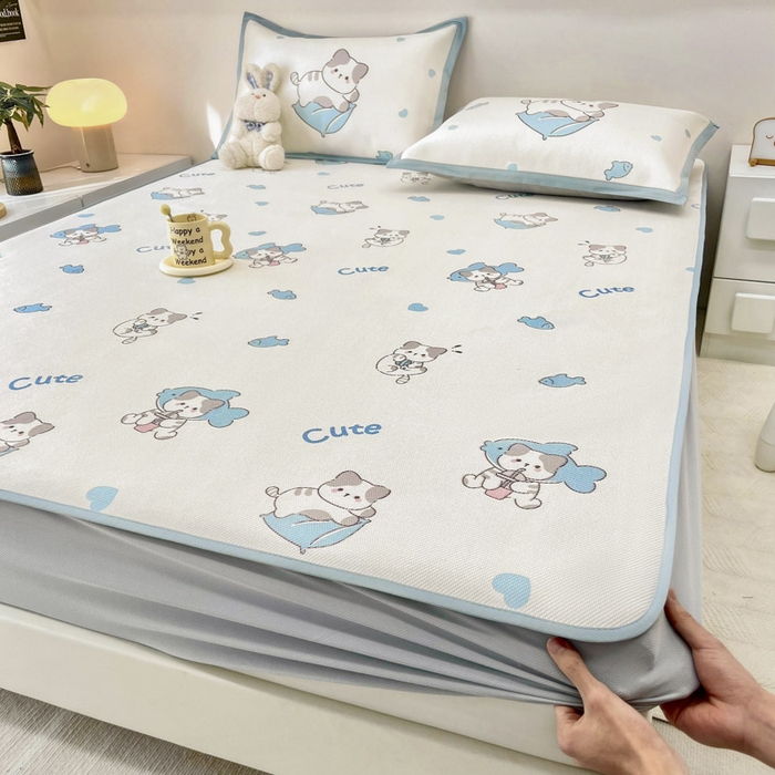 91家纺网 家纺一手货源 找家纺 全季家居 2024新款5A抗菌小清新数码印花冰藤席 床笠款-猫猫鱼