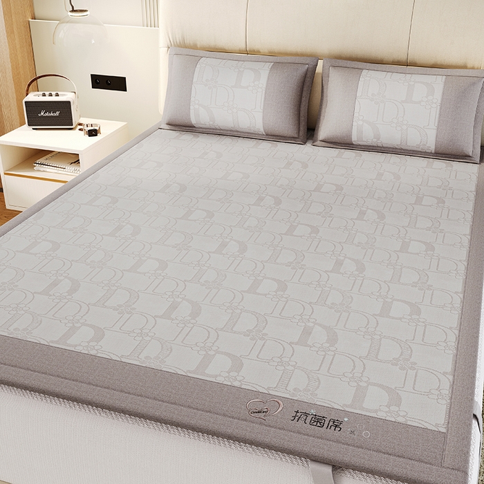 91家纺网 家纺一手货源 找家纺 爱宝被业 2024新款冰丝凉席提花刺绣字母款 灰