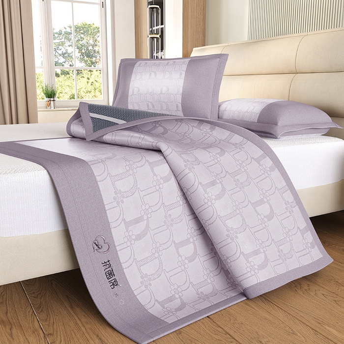 91家纺网 家纺一手货源 找家纺 爱宝被业 2024新款冰丝凉席提花刺绣字母款 紫