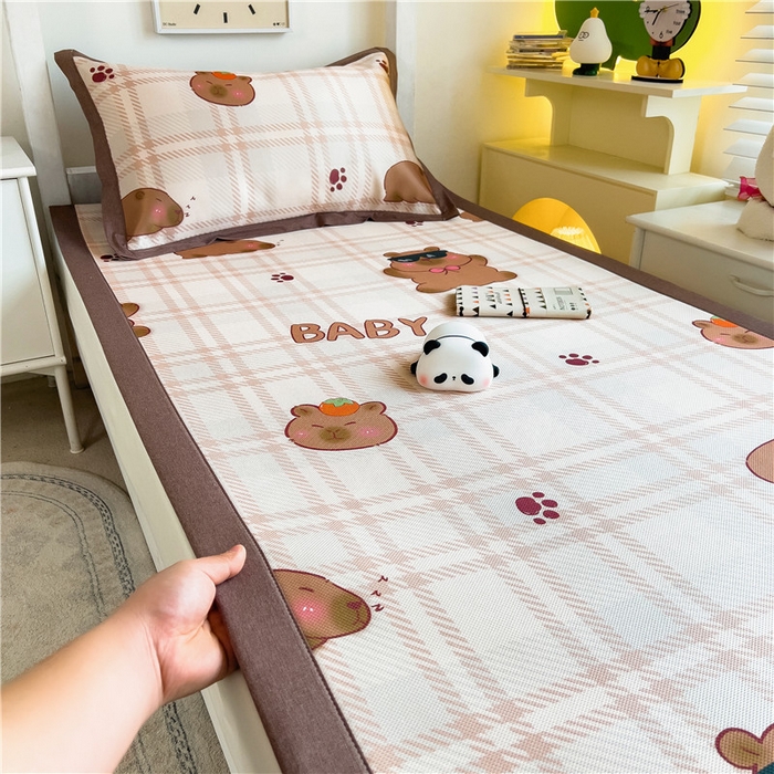 91家纺网 家纺一手货源 找家纺 孩子王家纺 2024新款凉感卡通冰丝席-学生款 呆萌水豚