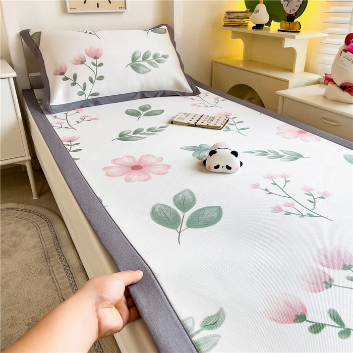 91家纺网 家纺一手货源 找家纺 孩子王家纺 2024新款凉感卡通冰丝席-学生款 清新花丛